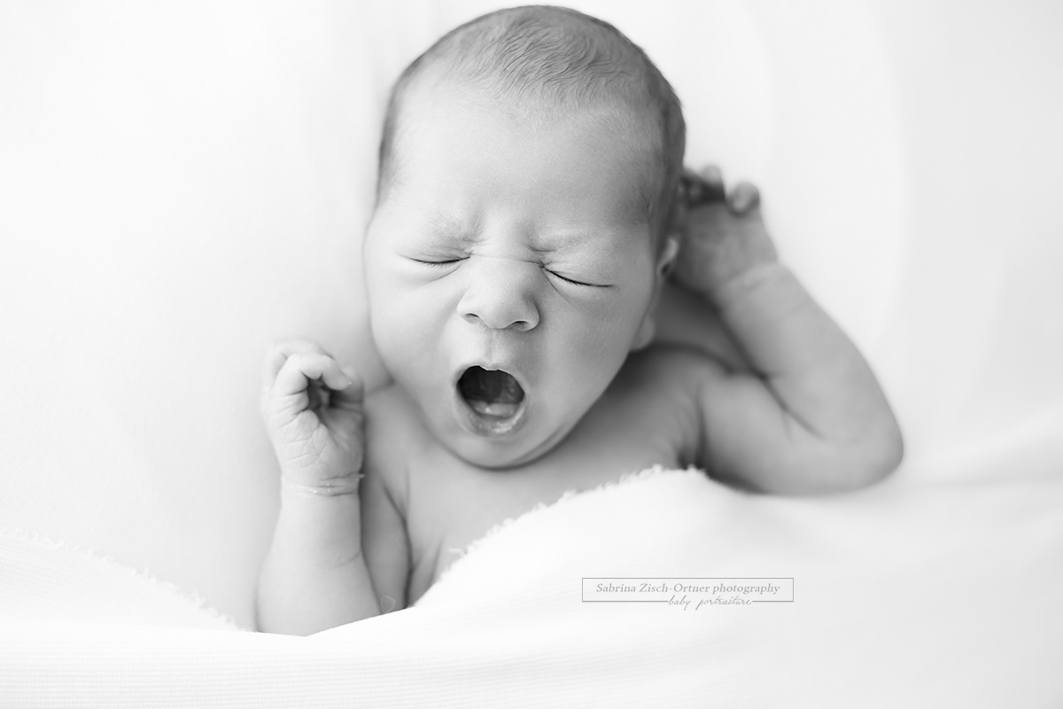 Ein süßes gähnendes Foto des Neugeborenen