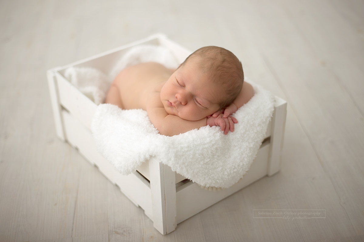 Verwendung meiner weißen Kiste als Accessoire für Neugeborenen Fotografie