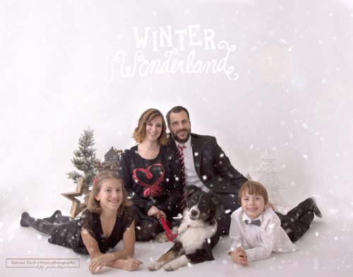 Vierköpfige Familie mit ihrem neuen Hunde Familienmitglied bei der Weihnachtsmini Fotosession