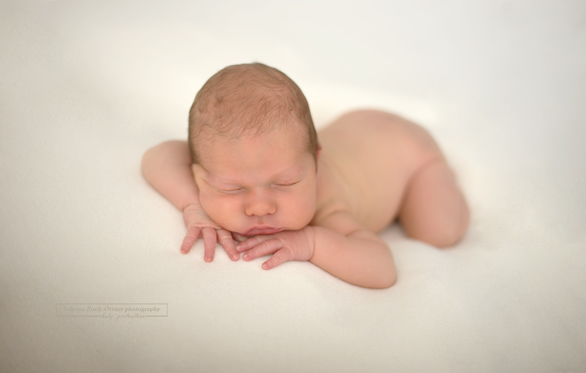 Hands on Chin Pose beim Neugeborenenfotoshooting