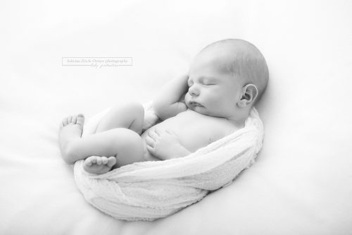 neugeborenes eingewickelt in weißen Wrap