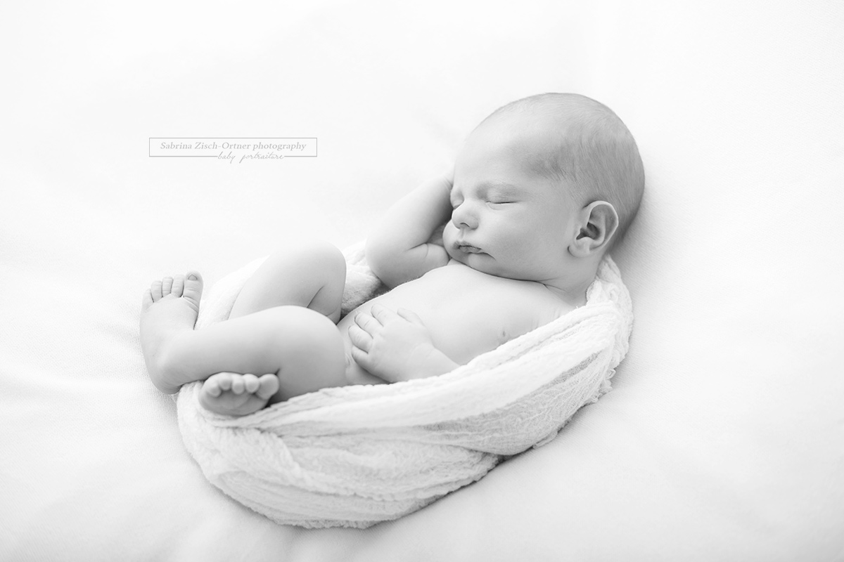 neugeborenes eingewickelt in weißen Wrap