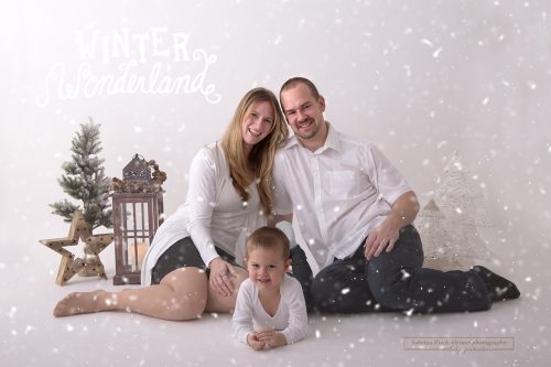 wunderhübsches stimmiges authentisches Familienfoto zu Dritt bei den Weihnachtsminis veranstaltet von Sabrina Zisch-Ortner photography