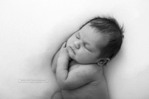 schwarz weiß Foto eines neugeborenen Babys