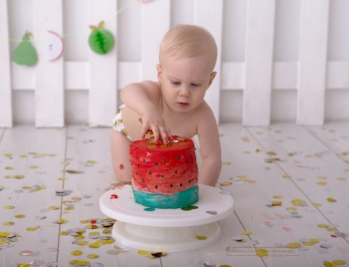 erste Annäherungsversuche des Geburtstagskindes an die Wassermelonen Torte