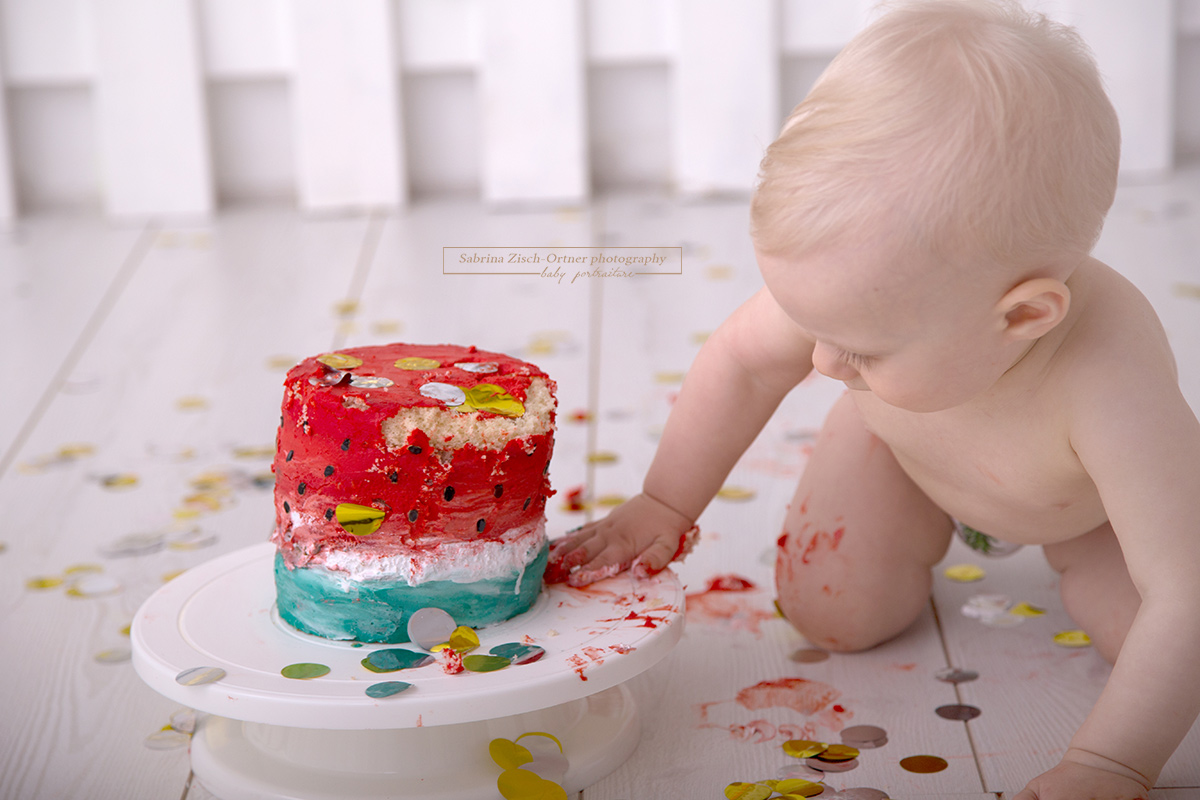 die Torte ist fällig beim Cake Smash Fotoshooting