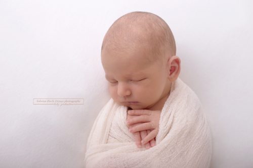 ruhig schlummerndes Neugeborenes welches ich durch einen kurzfristigen Termin vor die Kamera bekam.