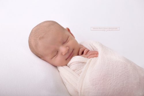 ein entzückendes Lächeln des kleinen Babys festgehalten von Sabrina Zisch-Ortner photography