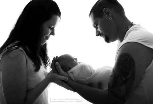 Familienfoto in Schwarz Weiß mit Gegenlicht bei einem Neugeborenenfotoshooting bei Sabrina Zisch-Ortner