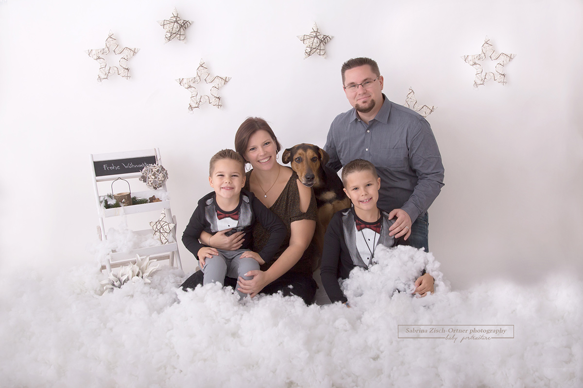 4 köpfige Familie mit Hund bei Weihnachtsfotoshooting