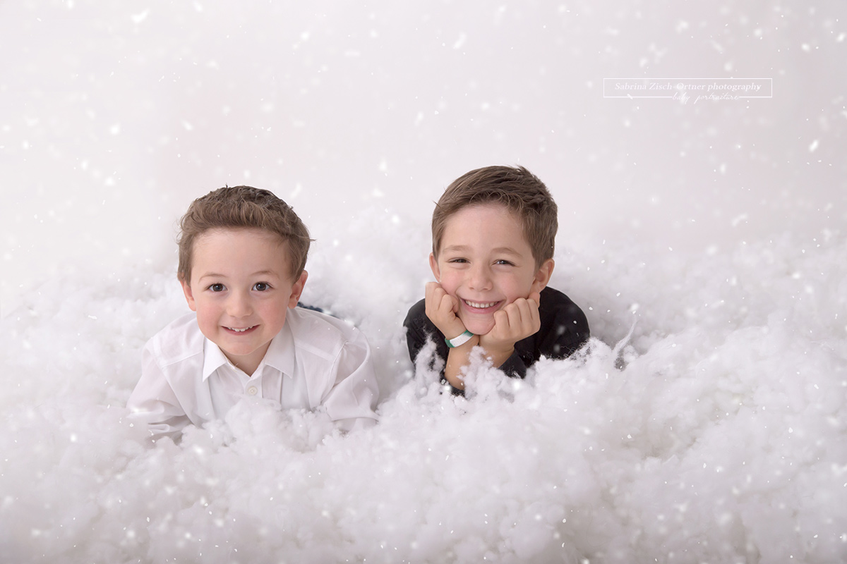Geschwisterfoto im Schnee