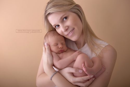 Familienfoto gemacht von Sabrina Zisch-Ortner der Mama und ihrem frisch geschlüpften Sohn