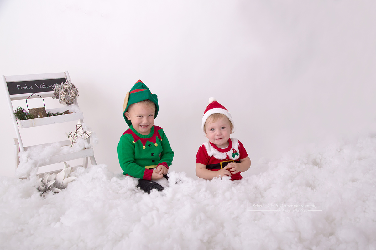 kleine grüne Elf und seine Helferin waren zu Besuch bei den Weihnachtsminis