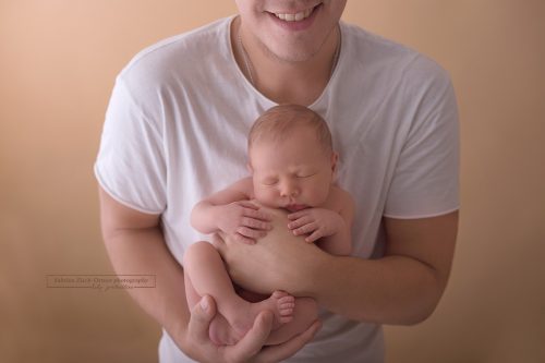 Papa und sein neugeborener Junge