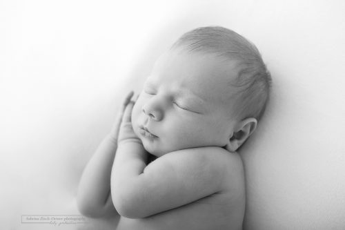 Portrait Nahaufnahme eines Babys in Schwarz Weiß