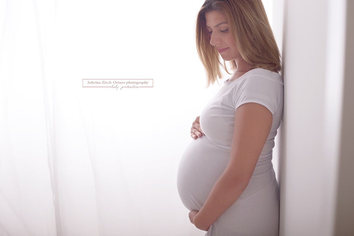 Schwangerschaftsfotoshooting in einem Wiener Fotostudio im 22. Bezirk