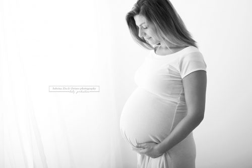 seitliches Oberkörper Portrait der Schwangeren in Schwarz Weiß