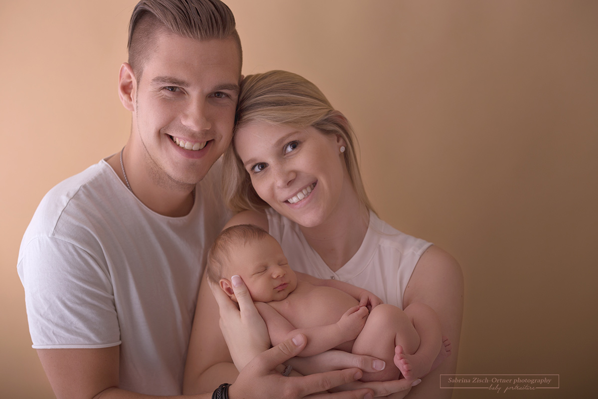 wertvolles Familienfoto für Generationen welches beim Neugeborenen Fotoshooting entstanden ist