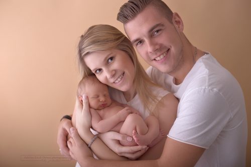 wundervolles erstes Familienfoto zu Dritt