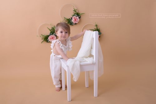 Setup in der Farbe weiß mit Sessel und selbstgemachter Blumenhintergrund