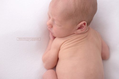 Winzige Fältchen auf Babys Rücken