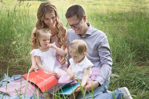 Lesen als gemeinsame Beschäftigung während des Familienfotoshootings