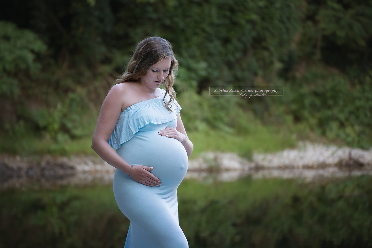 Nahaufnahme der bald Mama im blauen Kleid bereitgestellt von Sabrina Zisch-Ortner