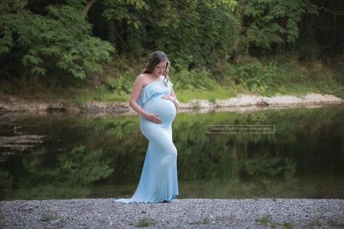 Werdende Mama in einem blauen langen Schwangerschaftskleid