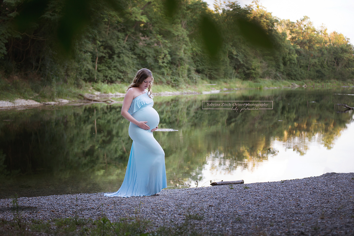 blaue Schwangerschaftskleid fotografiert beim Wasser