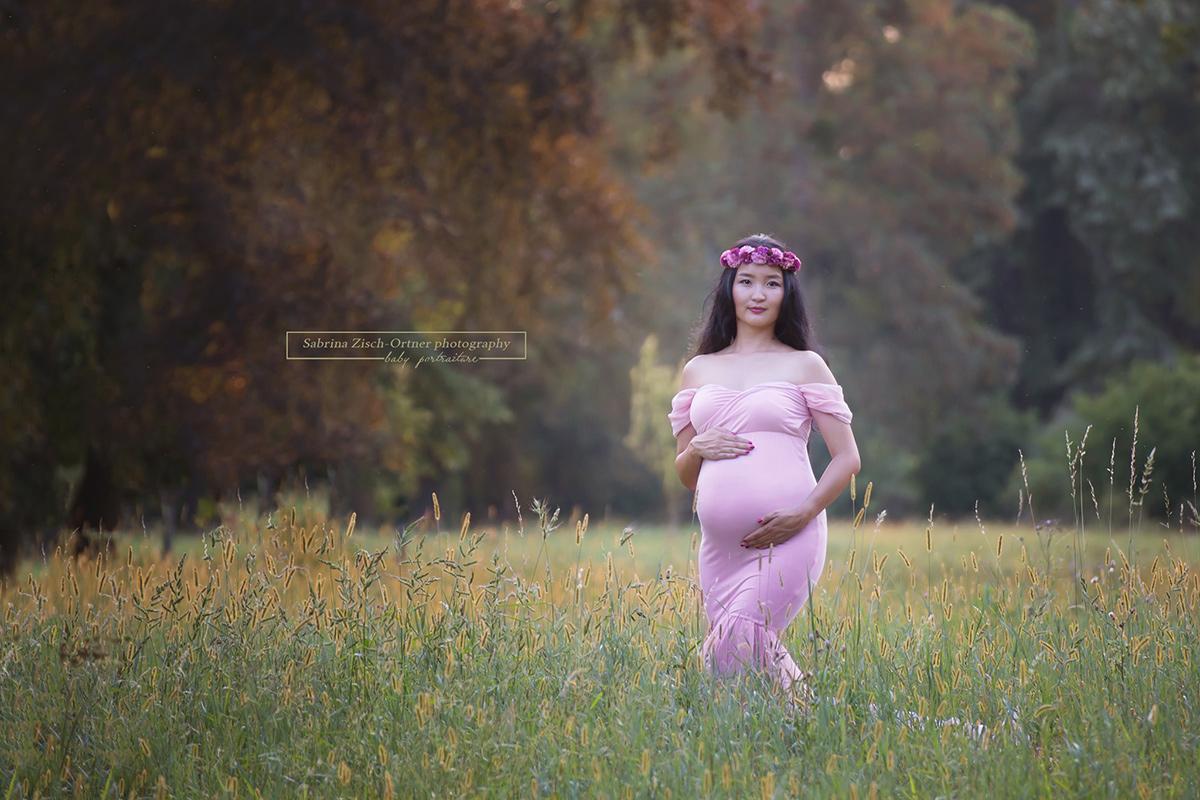 wunderhübsches rosa Kleid mit passendem Blumenkranz schmücken die bald Mama