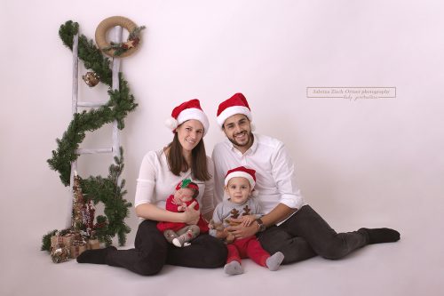 Familienfoto mit Weihnachtsmützen beim Fotoshooting in 1220 Wien