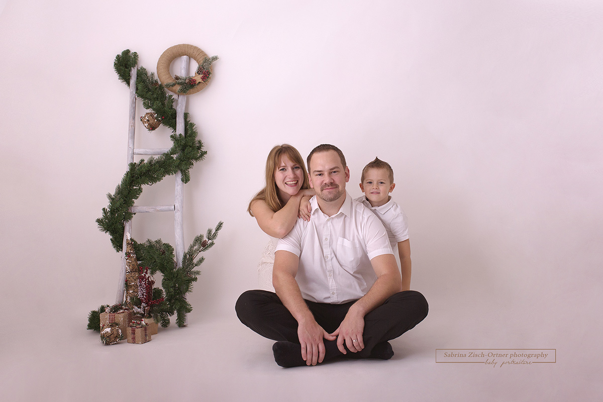 Familienfotos mit weihnachtlicher Kulisse in weiß gehalten