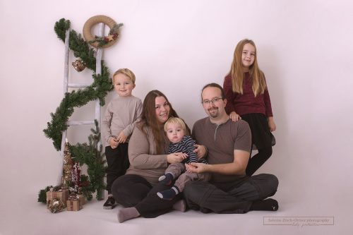Familienfoto der Fünfköpfigen Familie für Weihnachten und die Verwandten