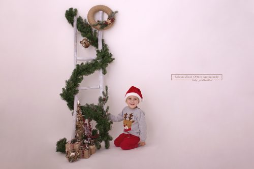 Kleiner Weihnachtsmann beim weihnachtlichen Fotoshooting in Wien
