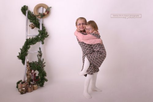 Spaß Foto der zwei Mädels bei Neugeborenenfotografin Zisch-Ortner