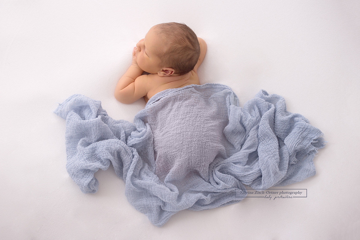 friedlich schlummernd liegt Neugeborene auf Beanbag während Fotoshooting bei Sabrina Zisch-Ortner photography