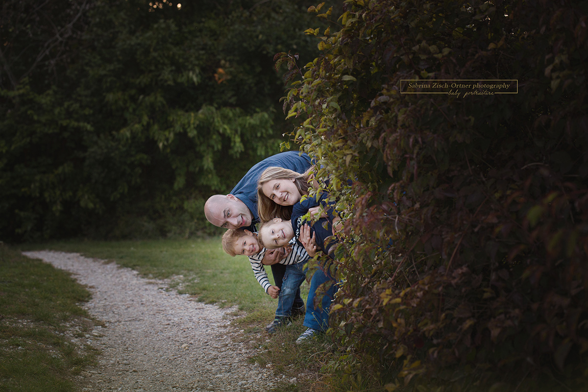 spaßiges Familienfoto mit Sabrina Zisch-Ortner photography