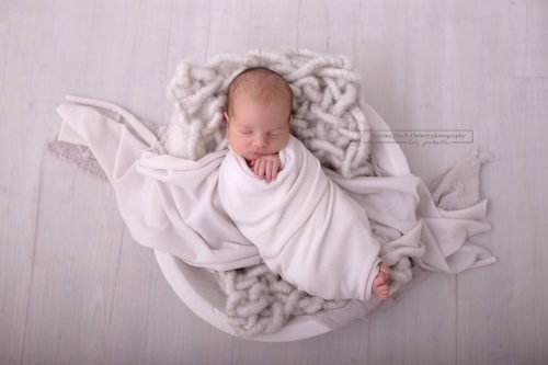 Neugeborenes in Schale mit Wrap neutral dezent und schlichte Erinnerungsfotos