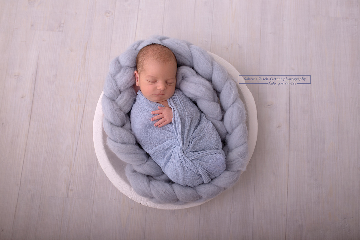 neue Wickeltechnik mit Blau als Accessoire bei Baby Fotoshooting