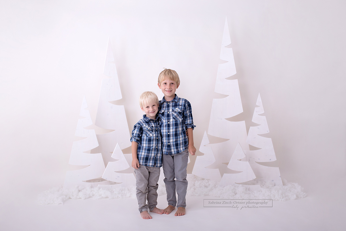 2019 Familienfoto für Weihnachten im weißen Zauberwald