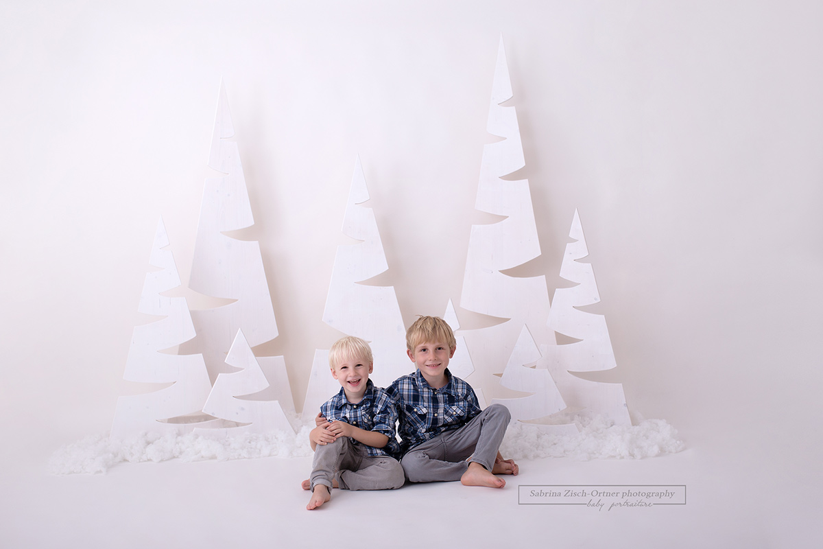 Geschwisterfoto gemacht bei der Weihnachtsminisession von Sabrina Zisch Ortner