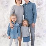 Familie in handgemachten Schneeflockendekoration beim Weihnachts Mini Fotoshooting