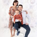 Familienweihnachtsfoto vor selbstgemachten Hintergrund im Fotostudio
