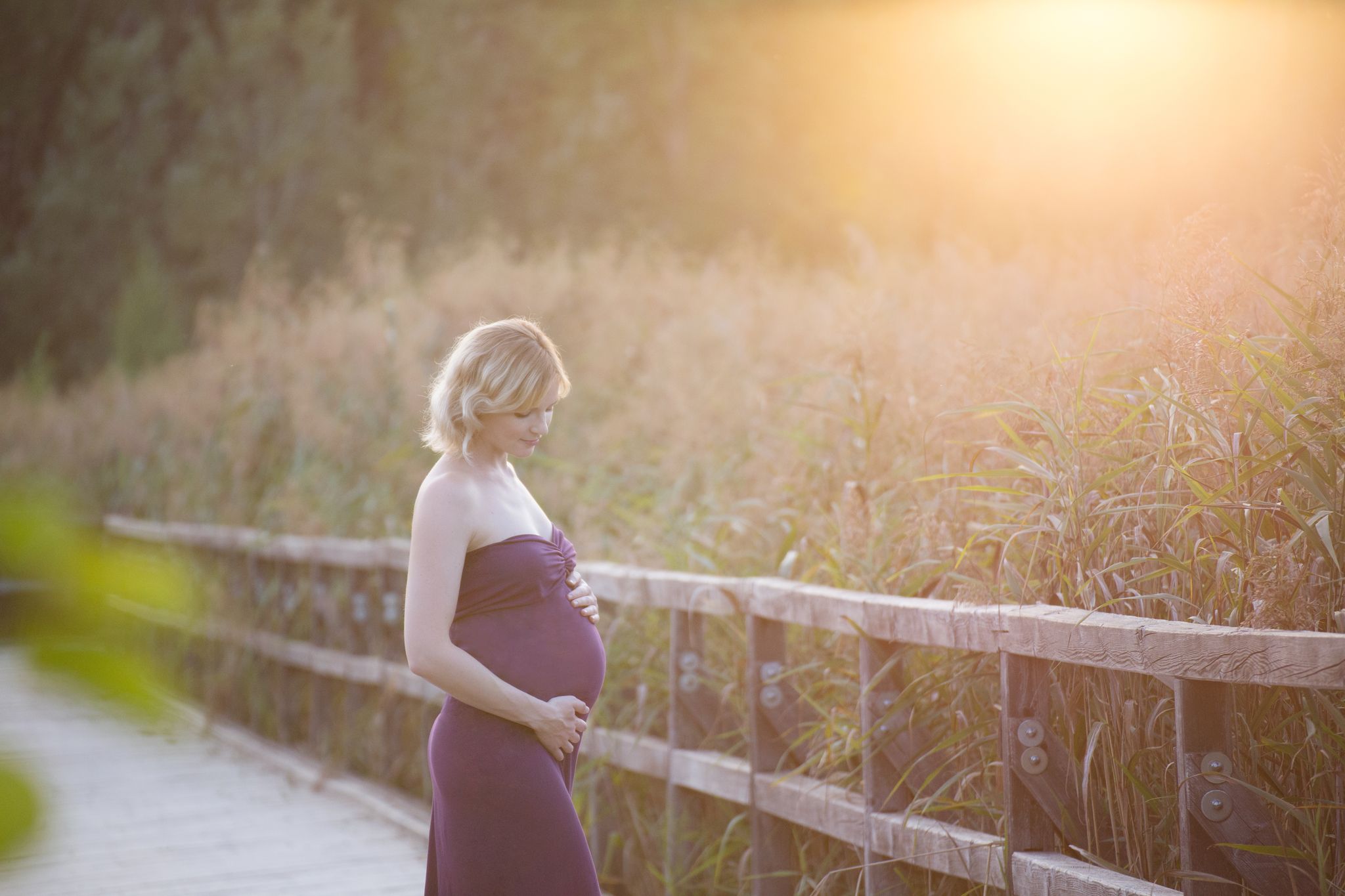 Babybauch in der Abendsonne ziert das Titelbild der Outdoor Schwangerschafts Galerie von Zisch-Ortner