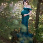 Künstlerisch umgesetztes Schwangerschaftsbild im Wald