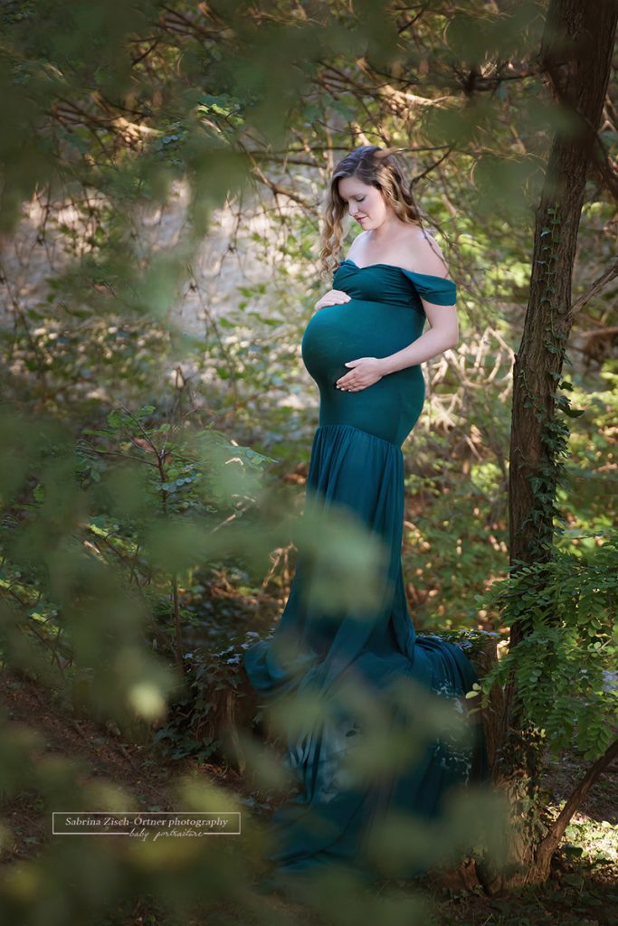 Künstlerisch umgesetztes Schwangerschaftsbild im Wald