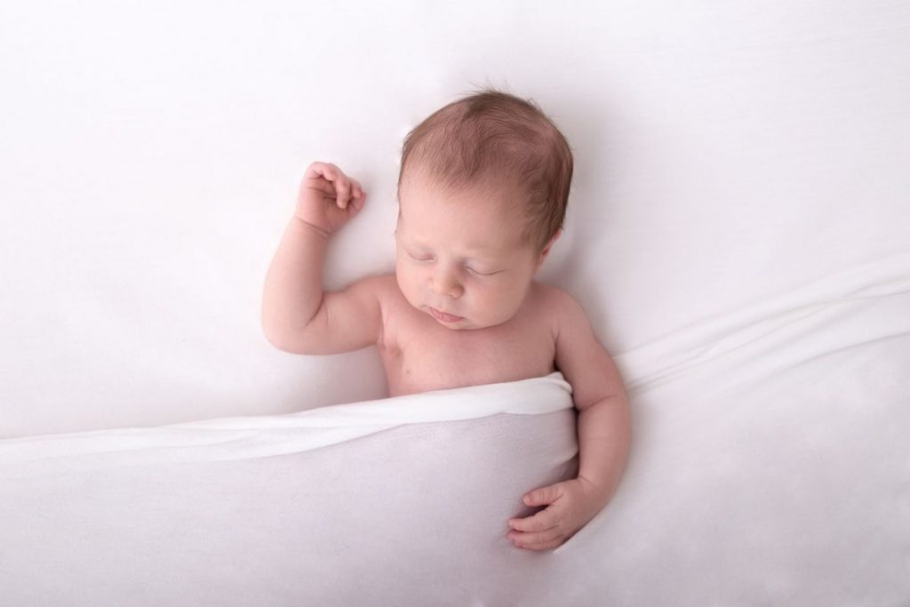Neugeborenen Shooting Angebot mit Grundpreis der Wiener Fotografin Zisch-Ortner von schlafenden Neugeborenen vorgestellt