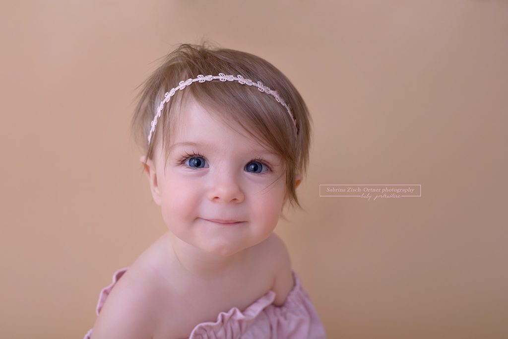 Simples Portrait eines hübschen einjährigen Mädchens gemacht von der Neugeborenenfotografin Sabrina