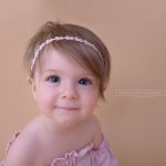 Simples Portrait eines hübschen einjährigen Mädchens gemacht von der Neugeborenenfotografin Sabrina
