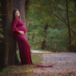 wunderhübsche bald Mama im roten Babybauchkleid in Wien